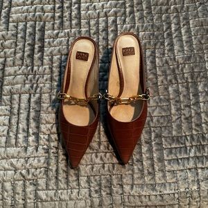 Tan Heels with chain!